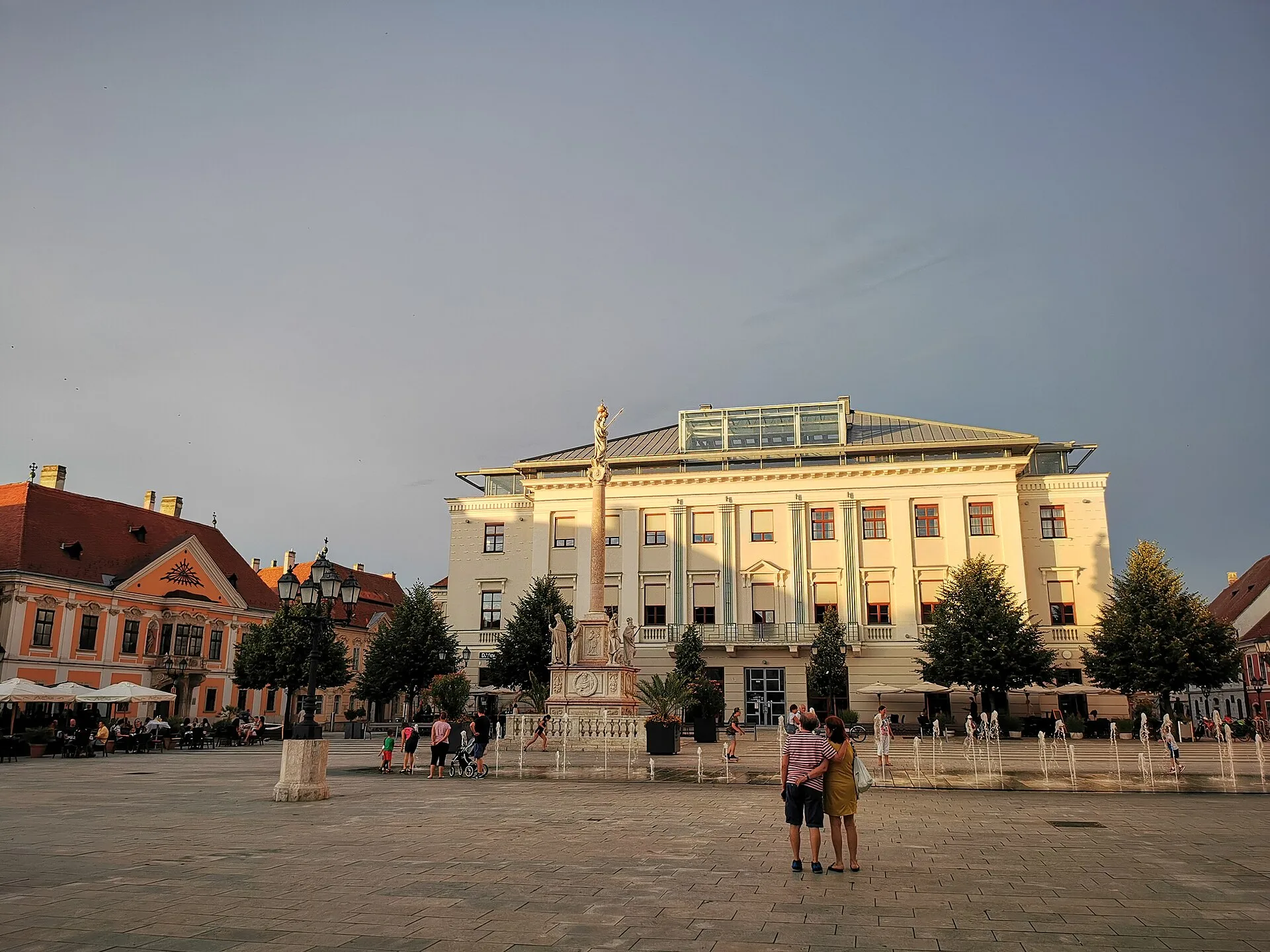 A győri Széchenyi tér este