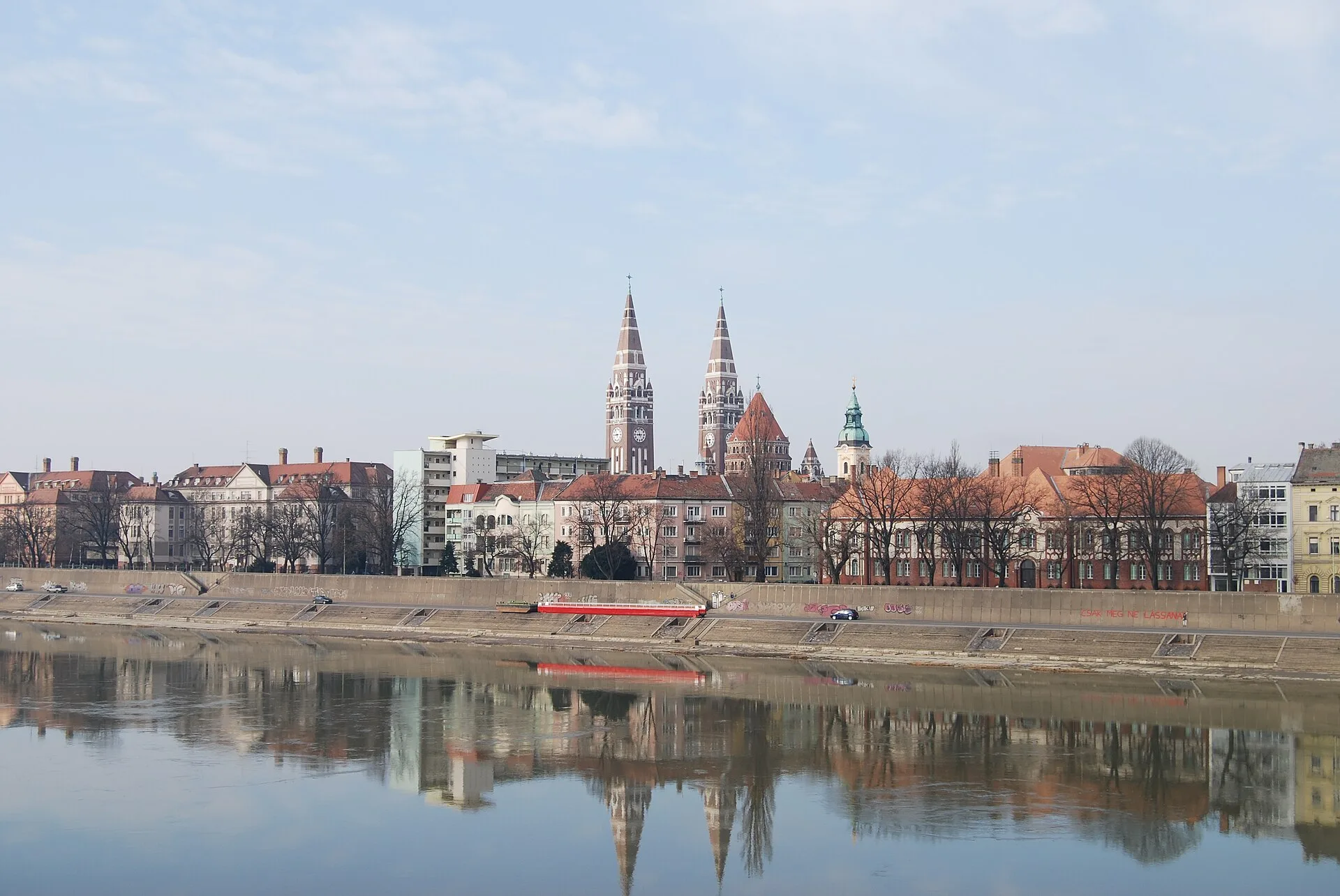 Szeged a Tisza felől, a Dómmal